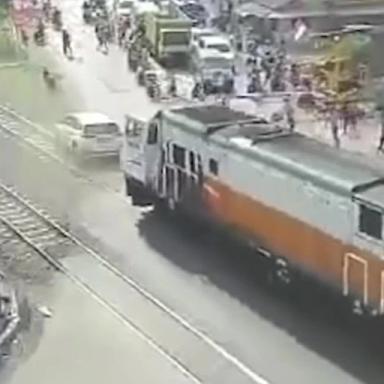 Kereta tabrak mobil, di tegal icon